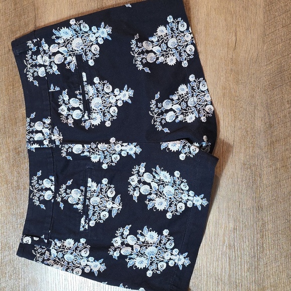 Loft- Floral Patterned Black Women's Shorts. Size 4 - Picture 5 of 5